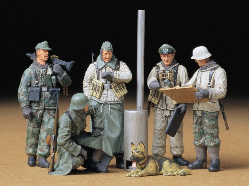 GERMAN SOLDIERS AT FIELD BRIEFING 1:35